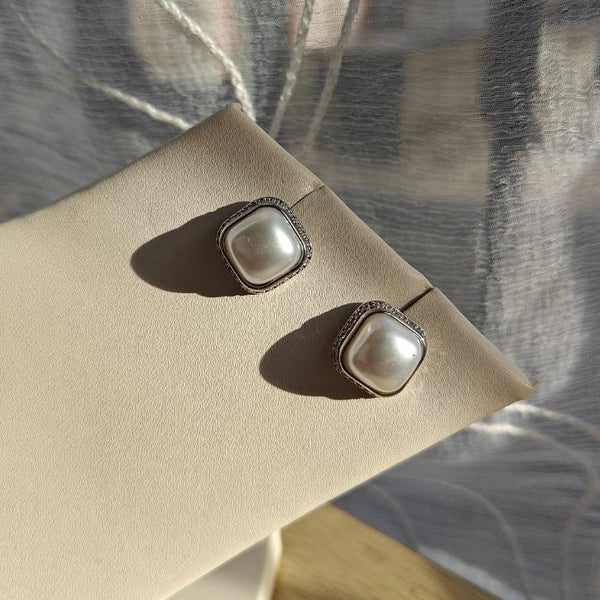 STONE PEARL STUDS SILVER