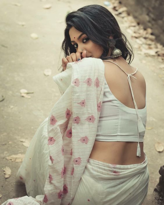 Which pose do you prefer for a photo shoot in a saree? - Quora